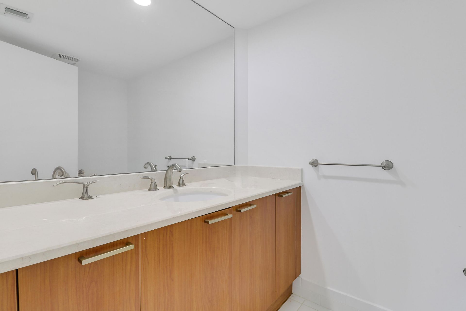 2640 Lake Shore Drive, Unit 307, Riviera Beach, FL 33404 Photo