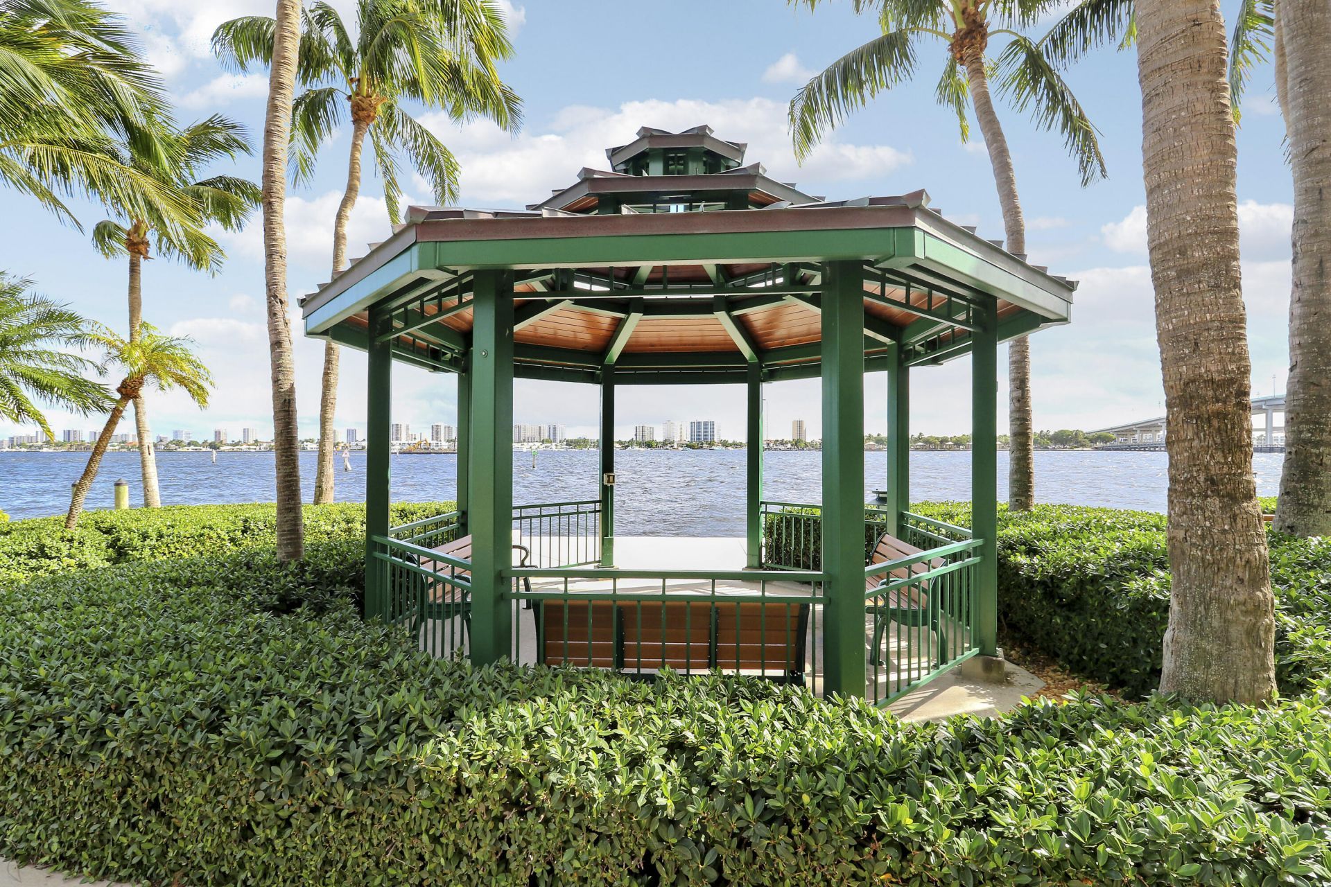 2640 Lake Shore Drive, Unit 307, Riviera Beach, FL 33404 Photo