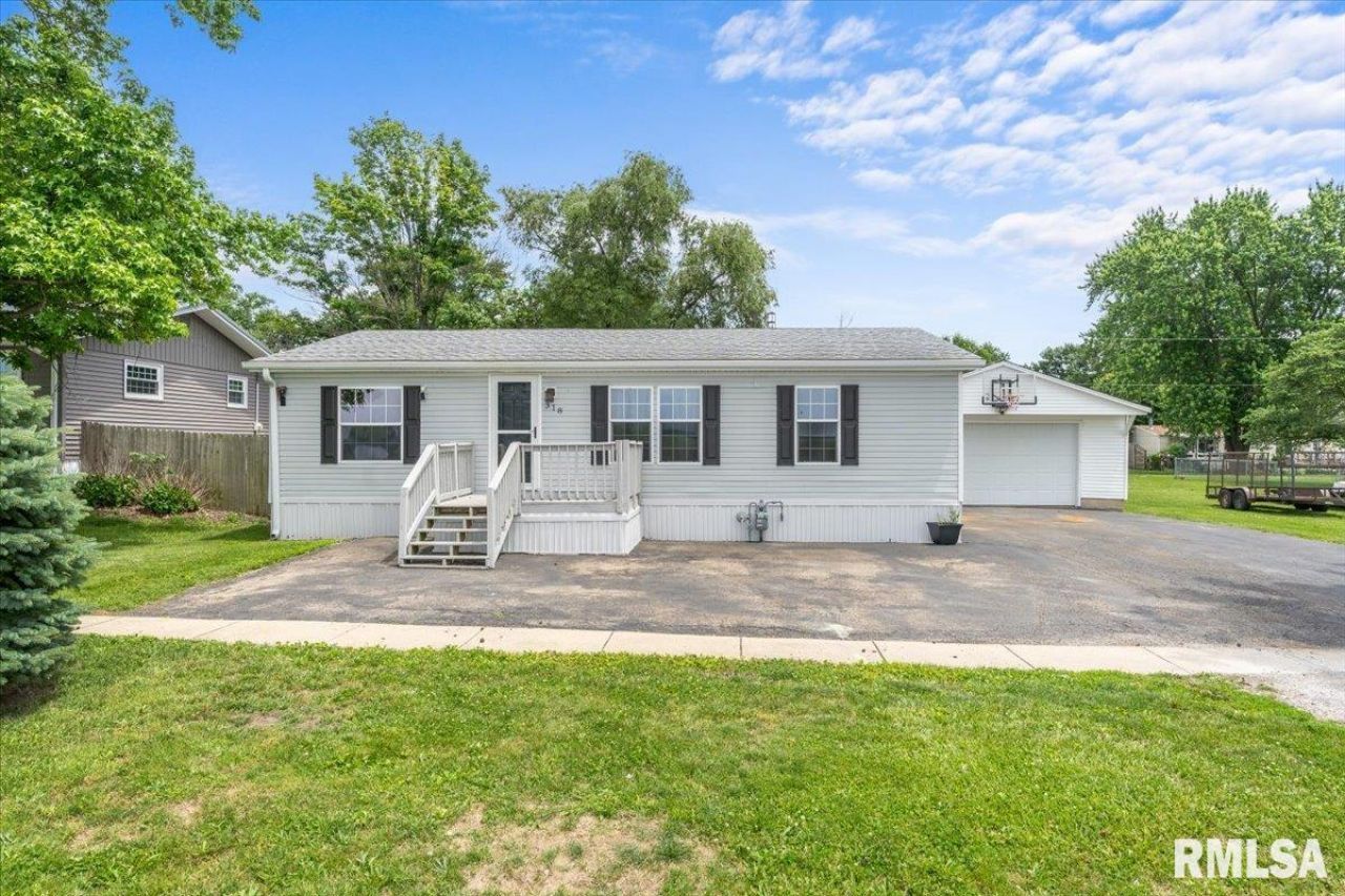 318 N Constant Street, Dawson, IL 62520 Main Photo