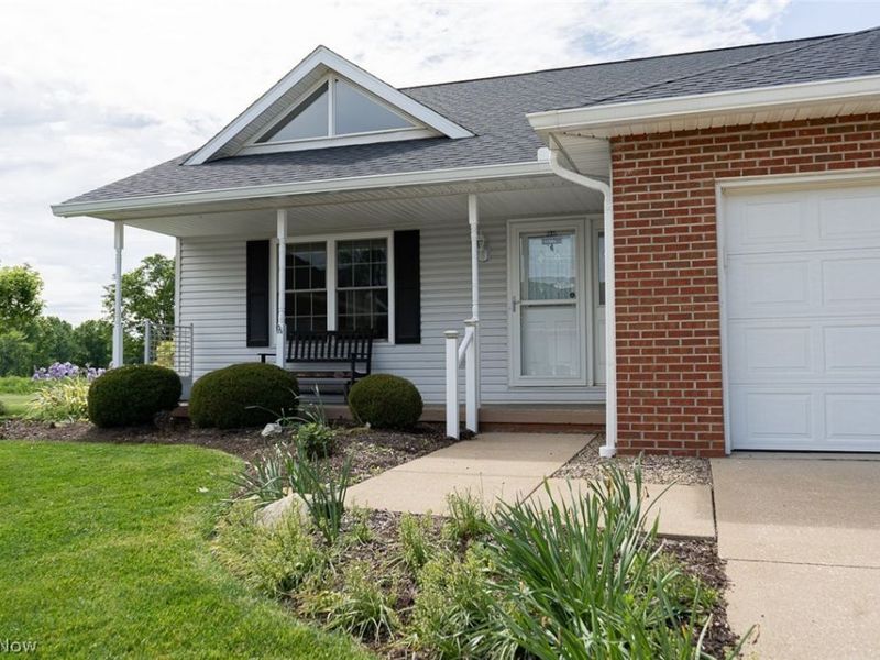 2765 Doral Circle SE, Massillon, OH 44646 Photo 2