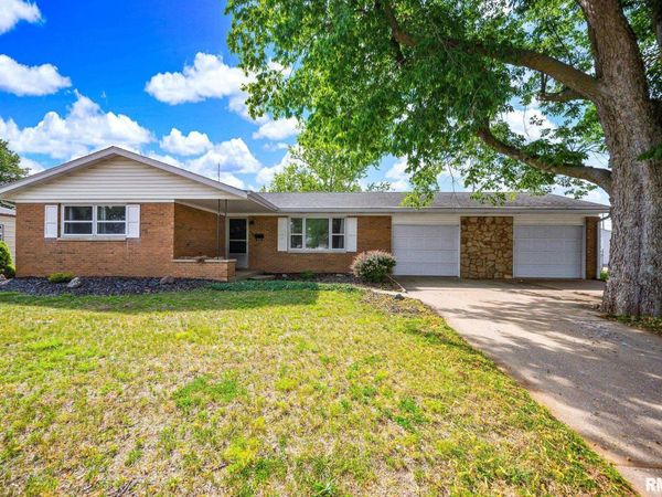 115 S SWEETBRIAR Drive, Chillicothe, IL 61523