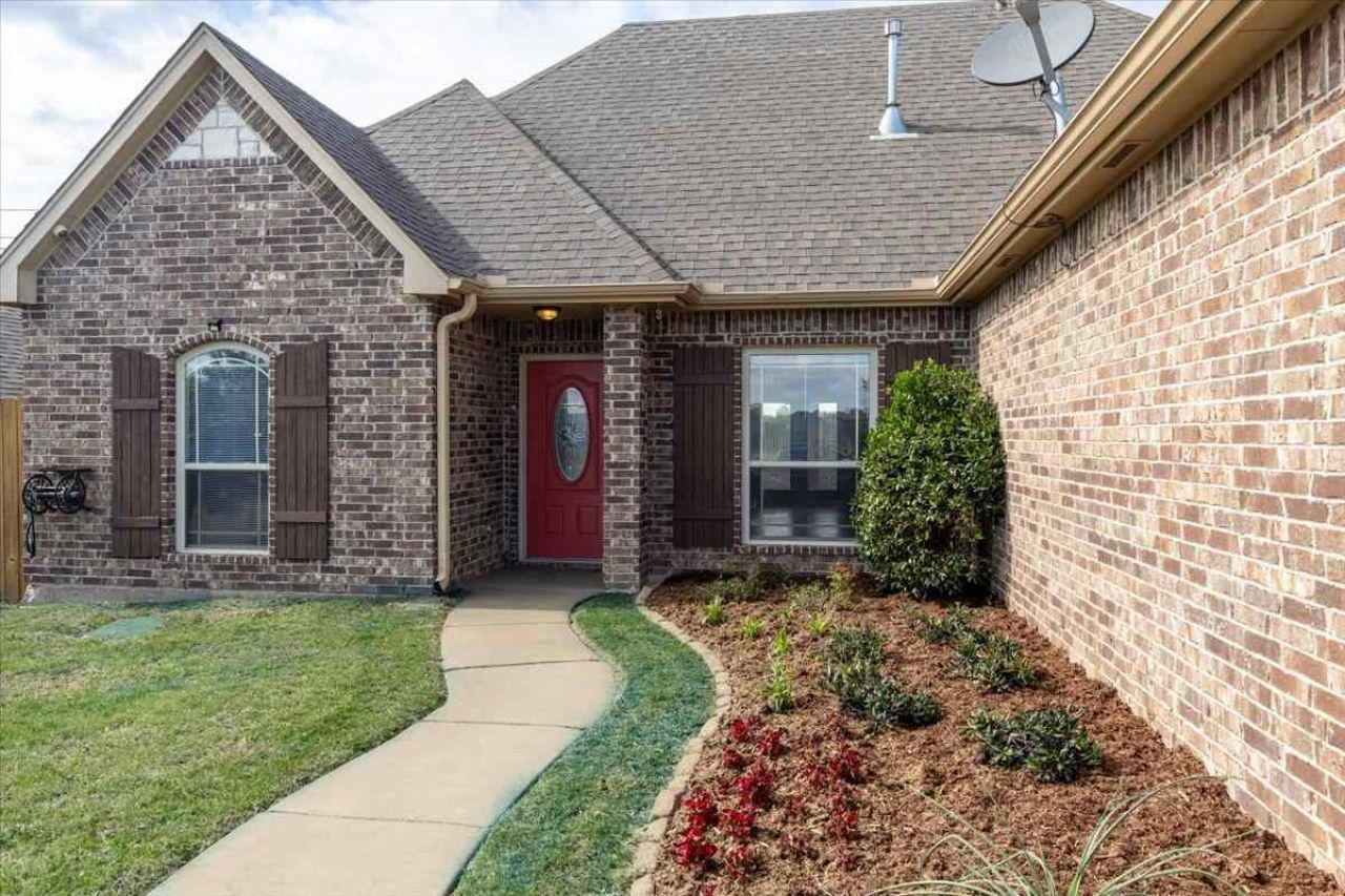 5427 NW King Richard Ave, Lawton, OK 73505 Main Photo