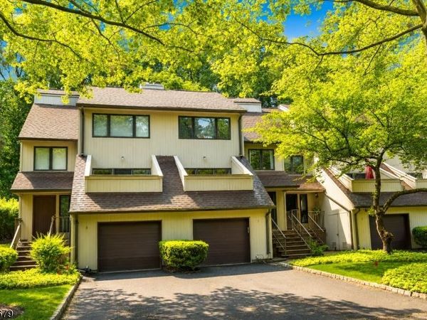7 Newcastle Ct, Mountain Lakes, NJ 07046