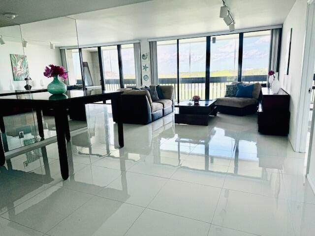 2000 Presidential Way, Unit 702, West Palm Beach, FL 33401 Photo