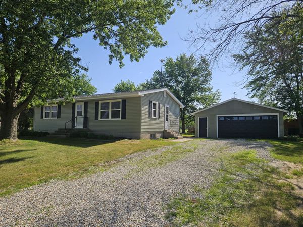 1093 OCEAN, Moscow, IA 52760