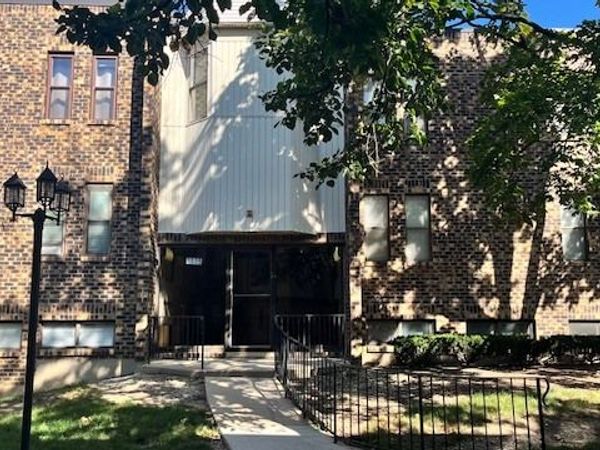 2275 Country Club Drive , Unit 11, Woodridge, IL 60517