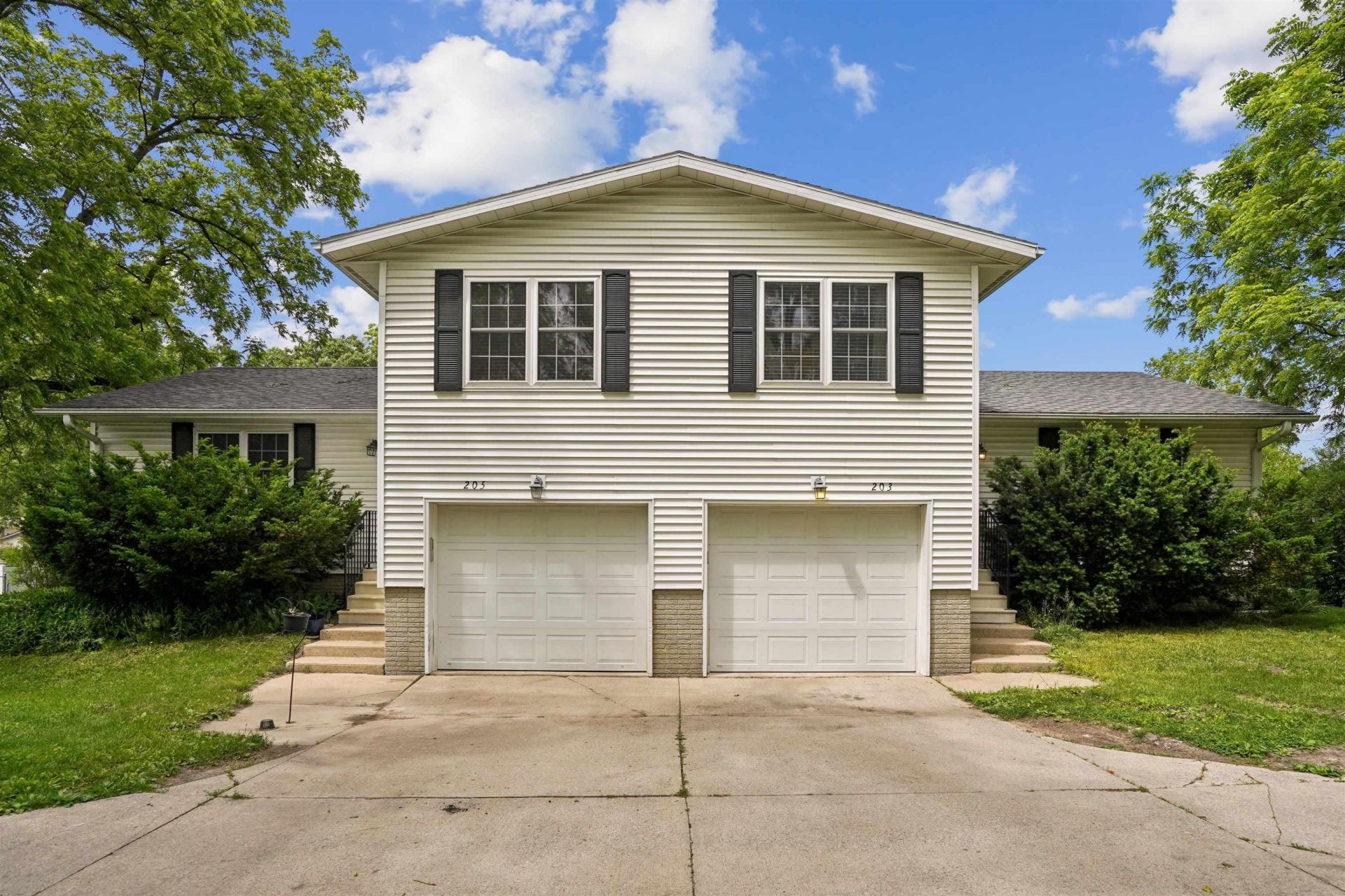203-205 N Hackett Road, Waterloo, IA 50701 Main Photo
