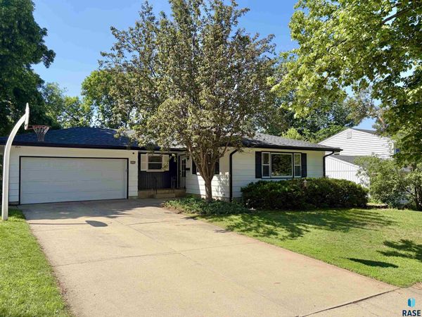 2505 W Oak St, Sioux Falls, SD 57105