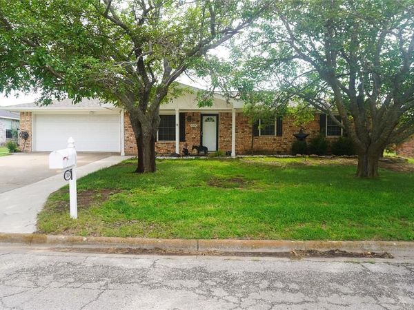 1304 Bellaire Street , Bowie, TX 76230