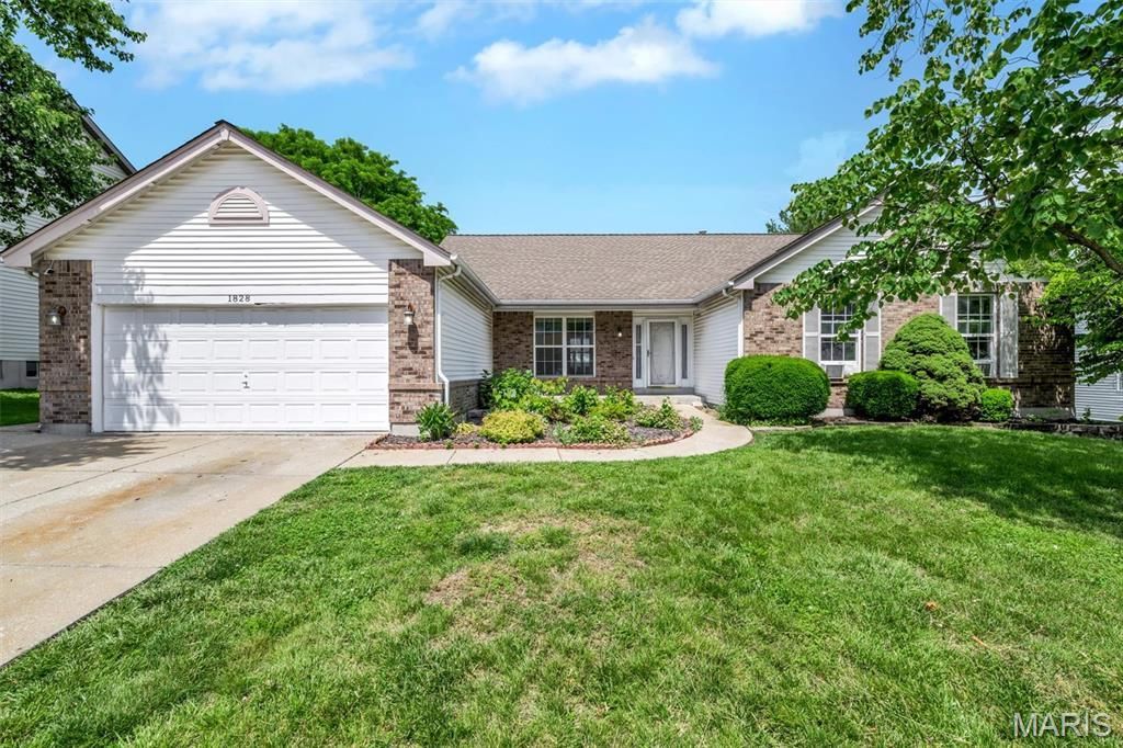 1828 Chateau Du Mont Drive , Florissant, MO 63031 Main Photo
