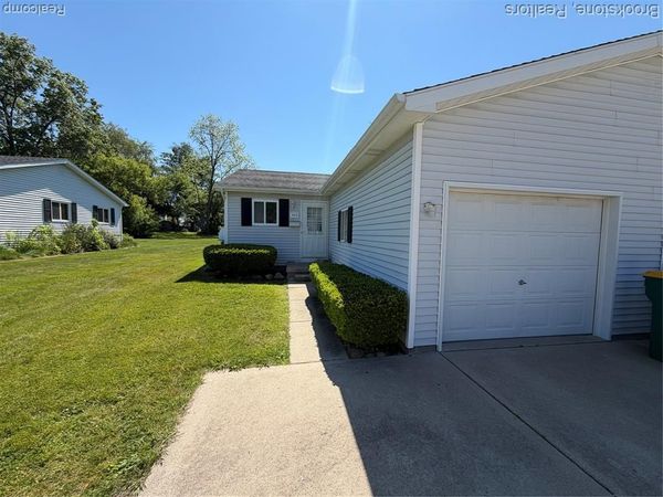 955 S 10th Street, St. Clair, MI 48079