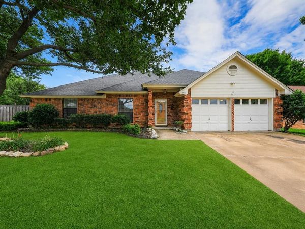 1432 Country Meadows Drive , Bedford, TX 76021