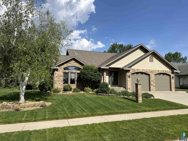 904 S Stadium Dr, Freeman, SD 57029