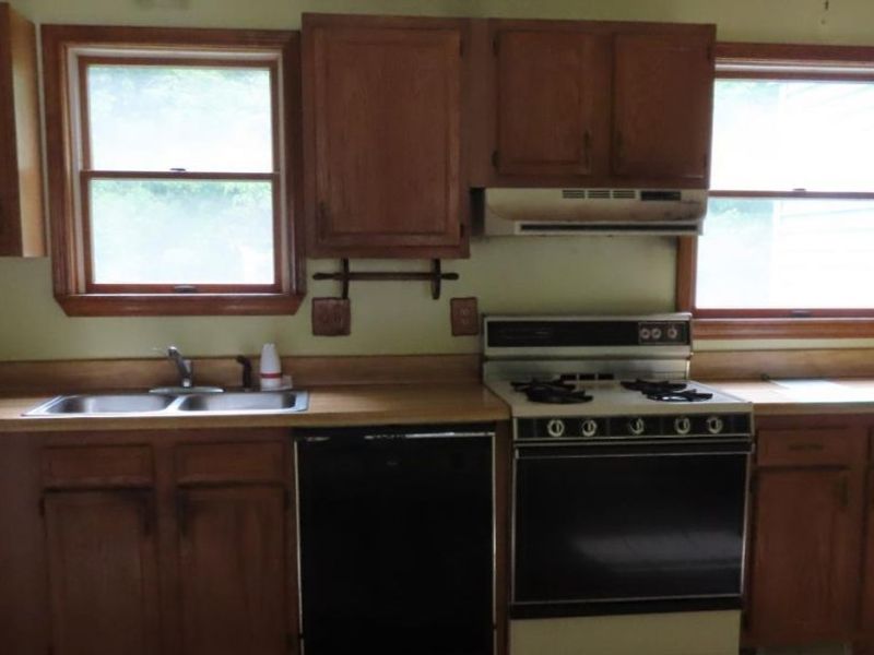 695 Morris Drive, Vermilion, OH 44089 Photo 2