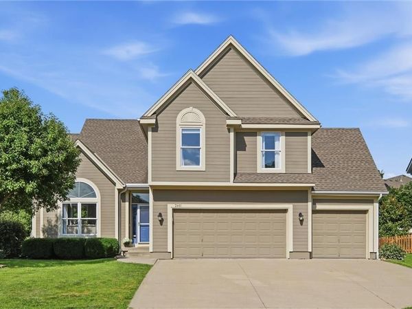 2401 SW Tracker Lane, Lee's Summit, MO 64082