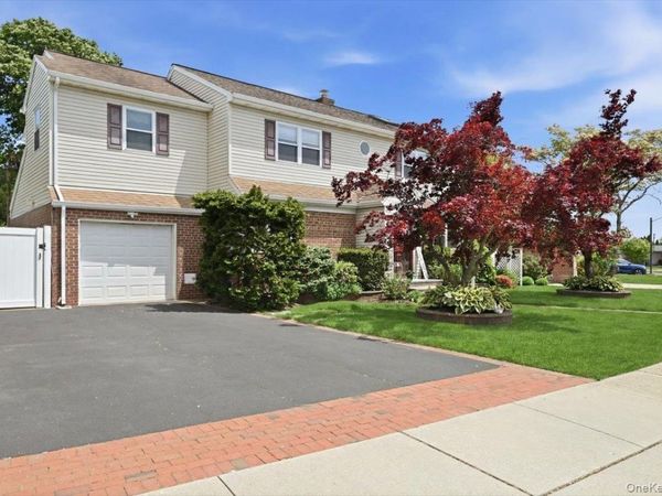 19 Berkshire Road, Bethpage, NY 11714
