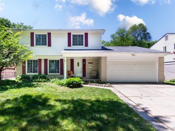 21581 Birchwood Street N, Farmington, MI 48336