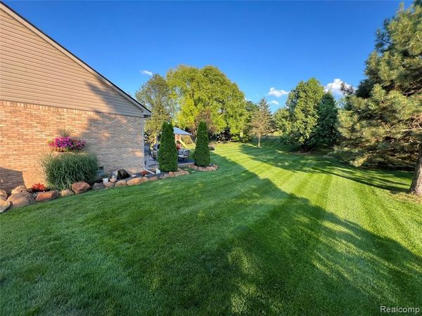 9095 Rotondo Drive, Hartland Twp, MI 48855