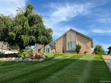 9095 Rotondo Drive , Hartland Twp, MI 48855
