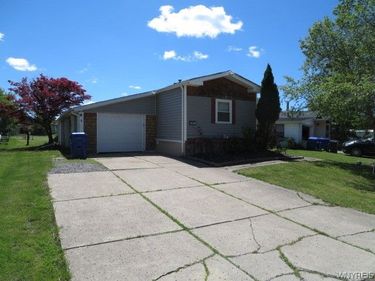 67 W Canyon Drive, Hamburg, NY 14075