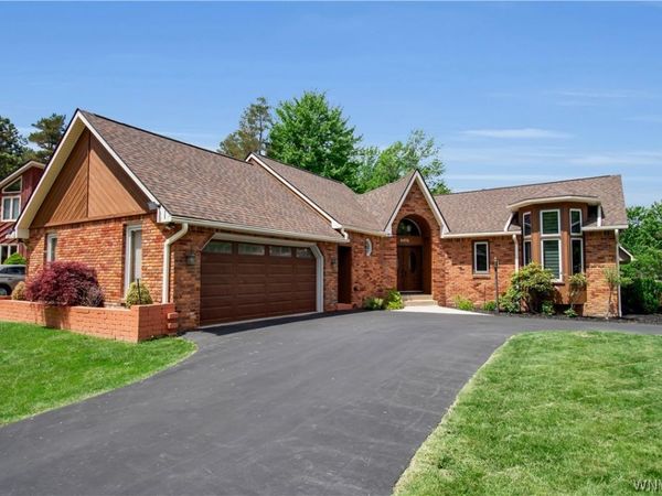 6076 Wellesley Cmn , East Amherst, NY 14051