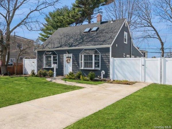 8 Crabtree Lane , Levittown, NY 11756