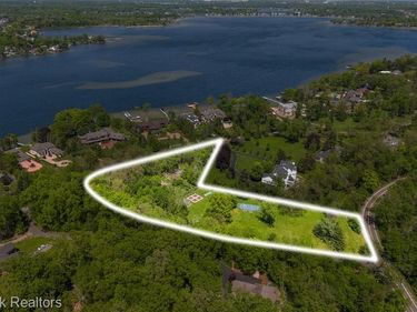 4785 Dow Ridge Road , Orchard Lake Village, MI 48324