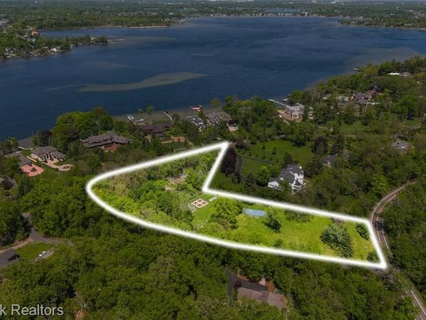 4785 Dow Ridge Road , Orchard Lake Village, MI 48324