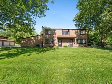 9588 Fernwood Drive, Olmsted Falls, OH 44138