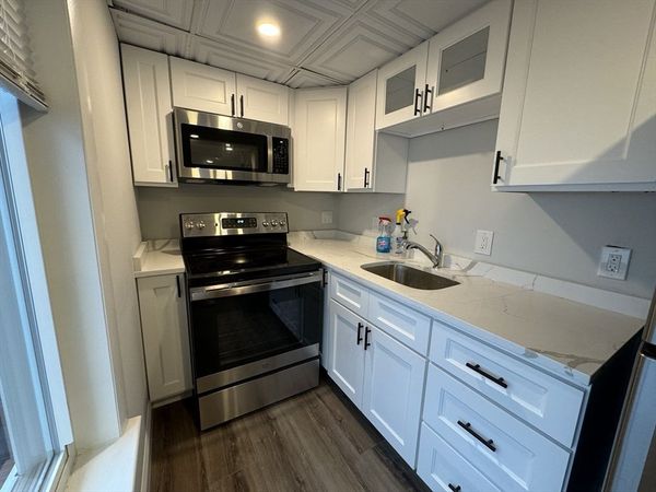 102 Cross St, Unit 1R, Somerville, MA 02145