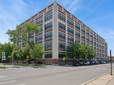 3963 W Belmont Avenue, Unit 214, Chicago, IL 60618