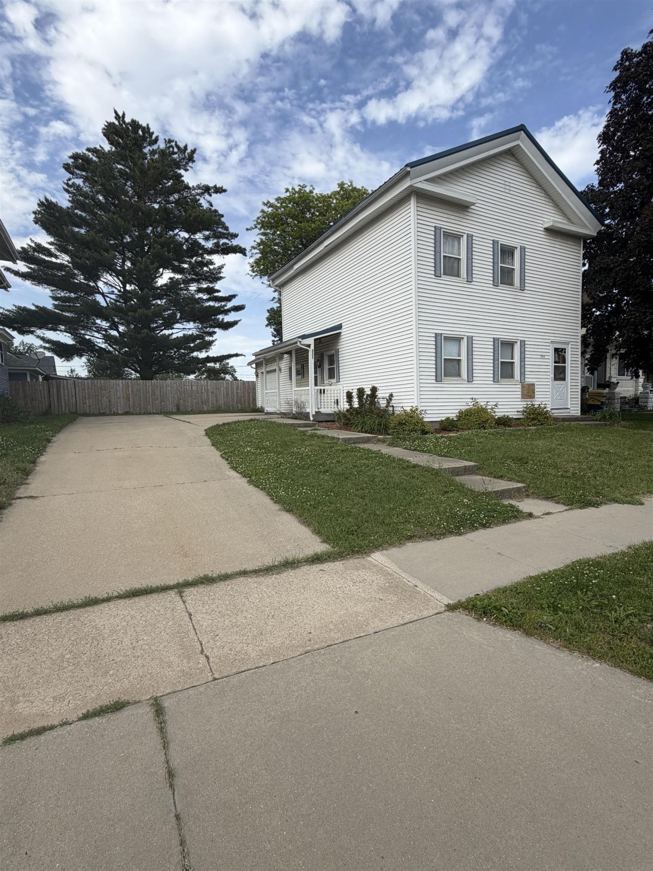 704 E 1st Street , Independence, IA 50644 Main Photo