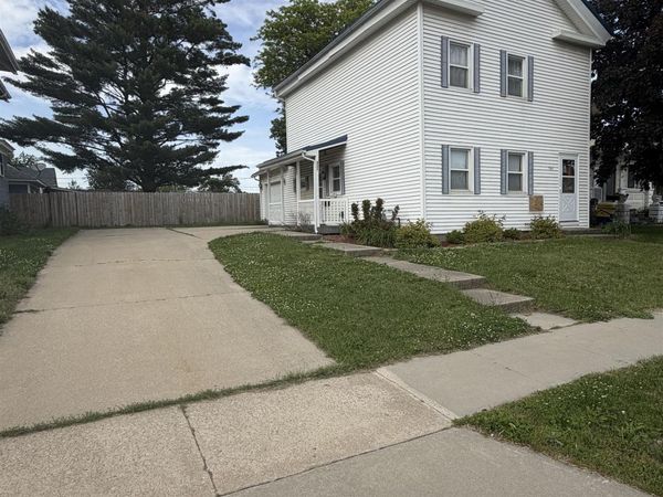 704 E 1st Street , Independence, IA 50644