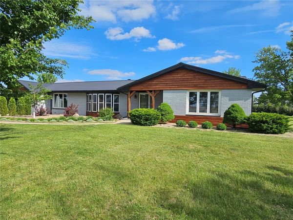 1212 Dubuque Road , Marion, IA 52302