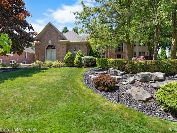 54501 Salem Drive, Shelby Twp, MI 48316