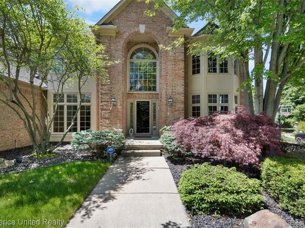 54501 Salem Drive, Shelby Twp, MI 48316