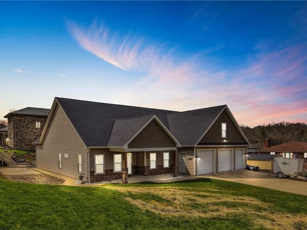 10 Walker St, Oakdale, PA 15071