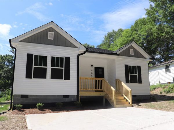 605 E Robinson Street , Dallas, NC 28034