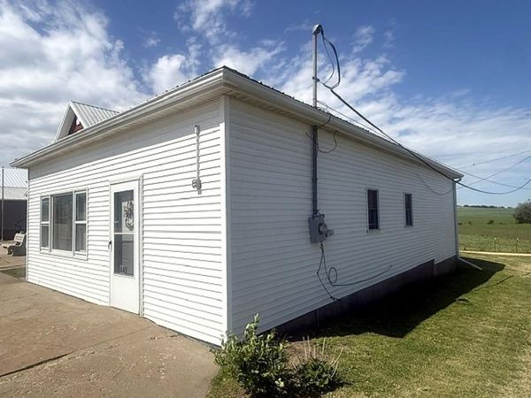 440 Ferry Road, Miles, IA 52064