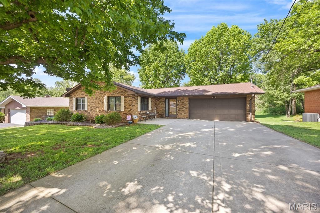 2103 Golfview Drive , Collinsville, IL 62234 Main Photo