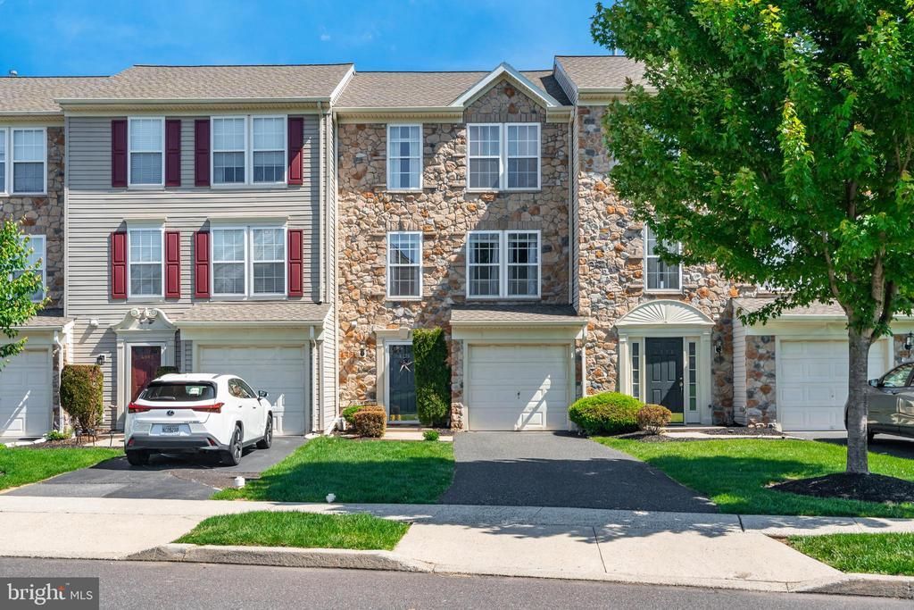 4079 HUCKLEBERRY DRIVE , CENTER VALLEY, PA 18034