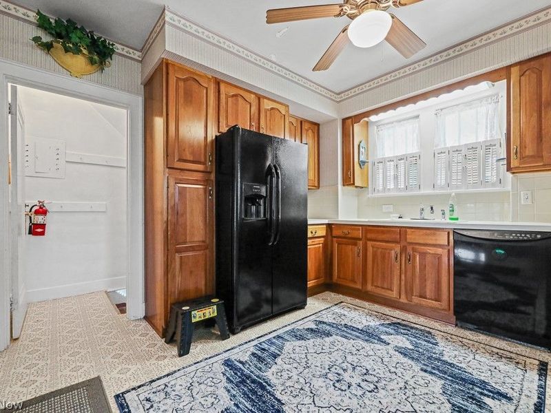 231 E Milton Street , Alliance, OH 44601 Photo 11