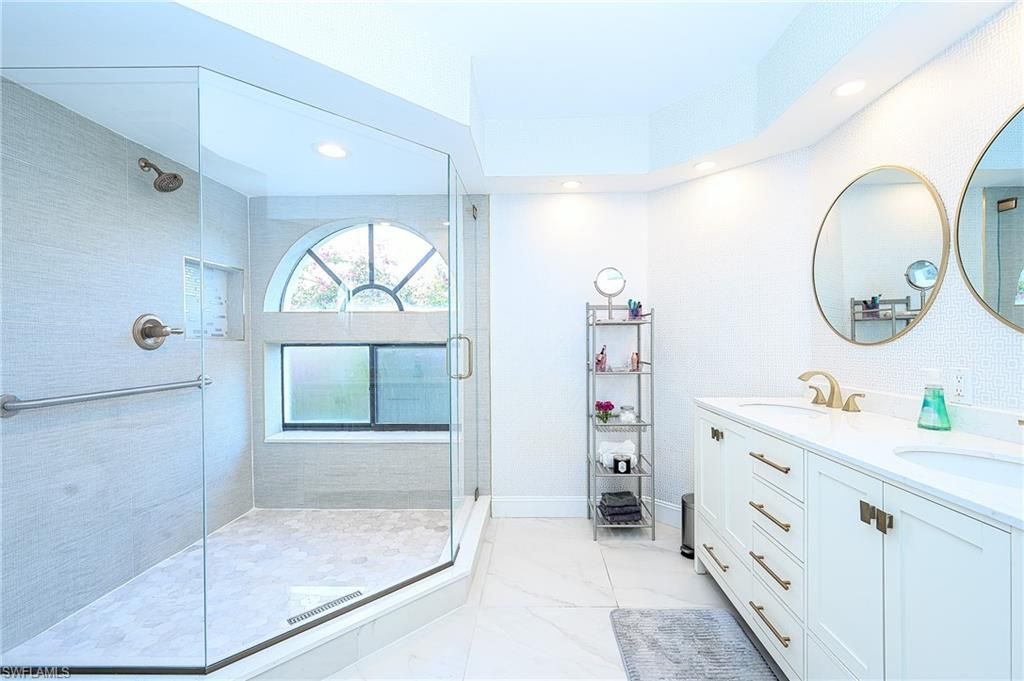 586 Beachwalk Cir, Unit O-205, Naples, FL 34108 Photo