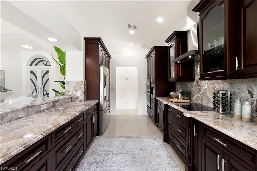 221 10th St Se, Naples, FL 34117 Photo