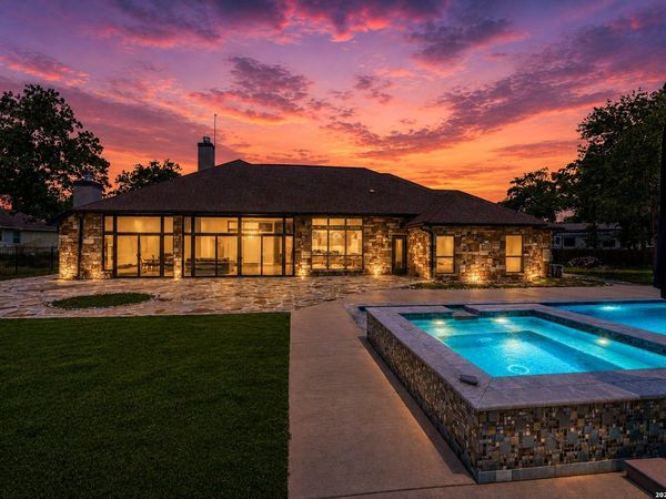 156 WOODLANDS DR, La Vernia, TX 78121