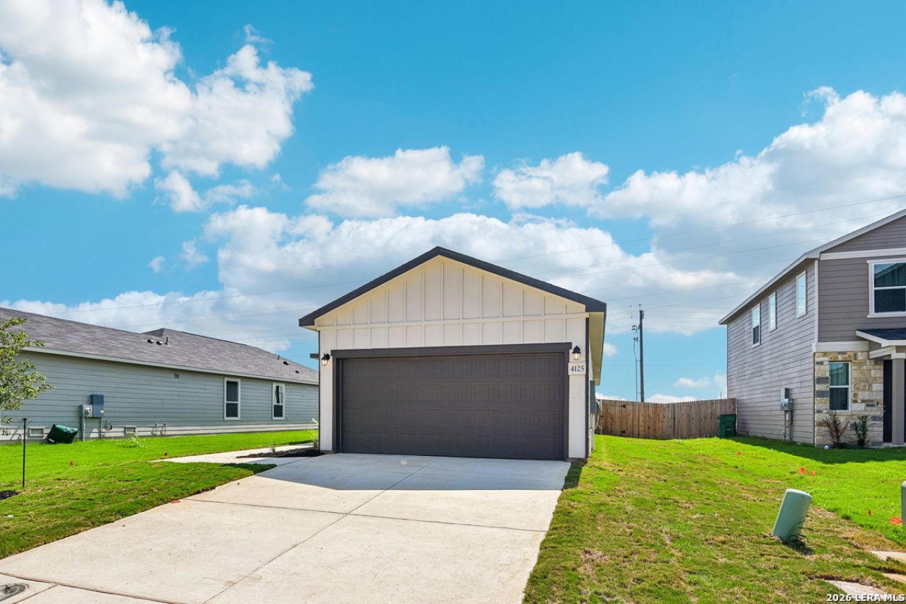 4125 Woodside Dr, Seguin, TX 78155 Main Photo
