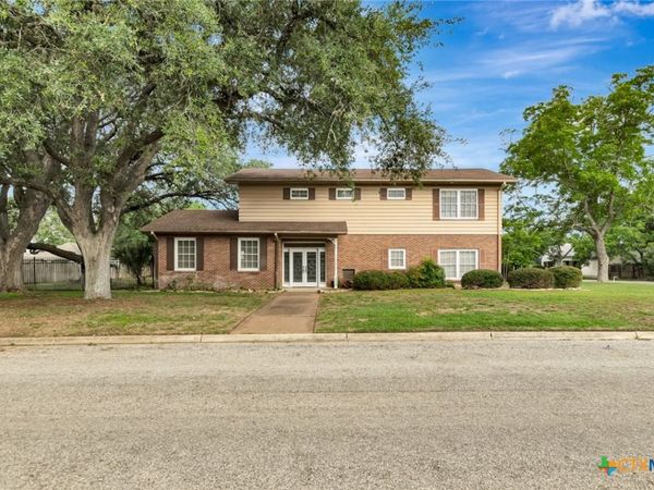 1014 N Hunt Street , Cuero, TX 77954