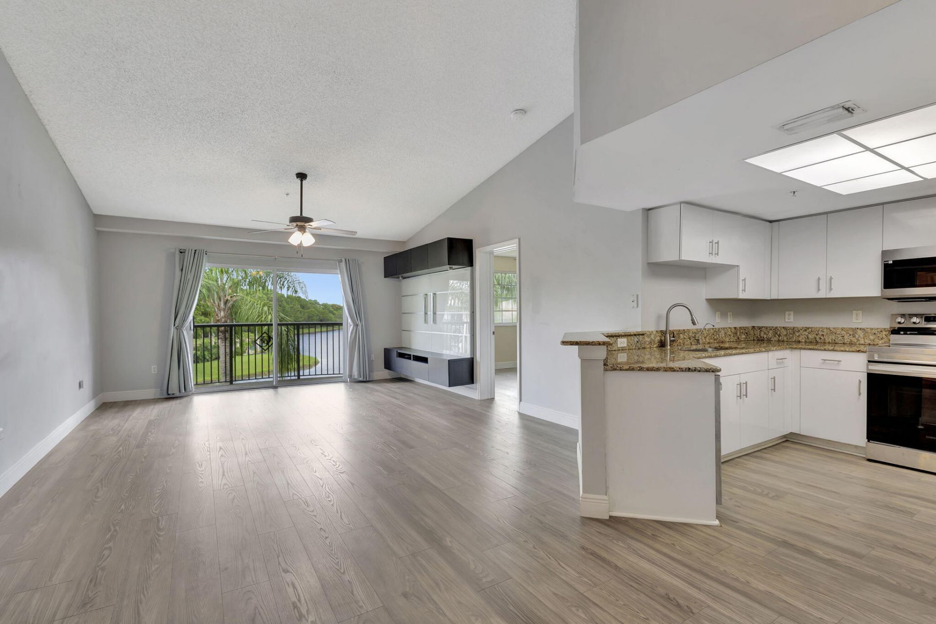 600 N Crestwood Ct Court N, Unit 609, Royal Palm Beach, FL 33411 Photo