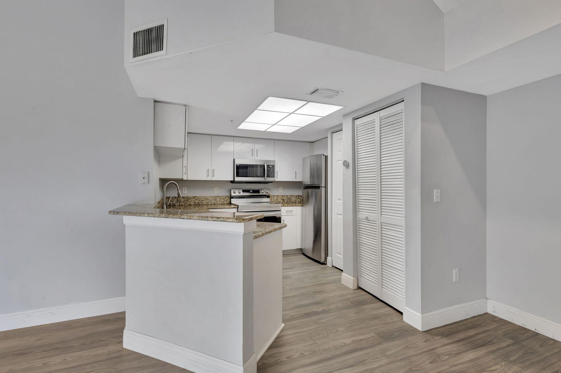 600 N Crestwood Ct Court N, Unit 609, Royal Palm Beach, FL 33411 Photo