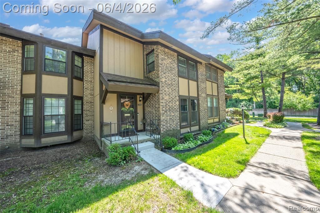 25155 Greenbrooke Drive, Southfield, MI 48033 Main Photo